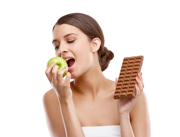 Bránit Pokušení Krásná Mladá Žena Kousání Jablka Zatímco Drží Čokoládu — Stock fotografie