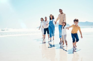 Mutlu, portre ve kumsalda el ele tutuşan, kaynaşan ve oynayan büyük bir aile. Aşk, kaygısız ve çocuklar İspanya 'da tatilde büyükanne ve büyükbabalarıyla denizde yürüyorlar..