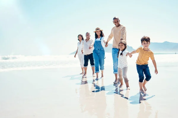 Счастливая Портретная Большая Семья Держащаяся Руки Пляже Погулять Сцепиться Поиграть — стоковое фото