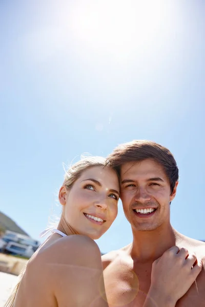 明るい日が来ています ビーチでロマンチックな一日を楽しむ幸せな若いカップルの肖像画 — ストック写真