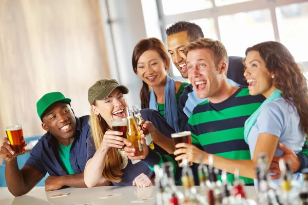 Çkiler Sporla Gevşemek Bir Grup Heyecanlı Arkadaş Barda Favori Takımlarına — Stok fotoğraf
