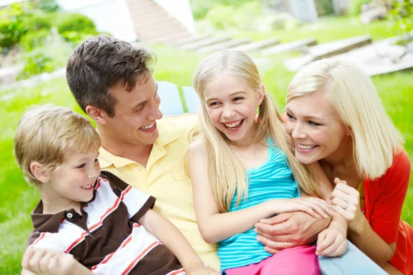 Ailecek Eğleniyoruz Mutlu Genç Aile Dışarıda Birlikte Vakit Geçiriyor — Stok fotoğraf