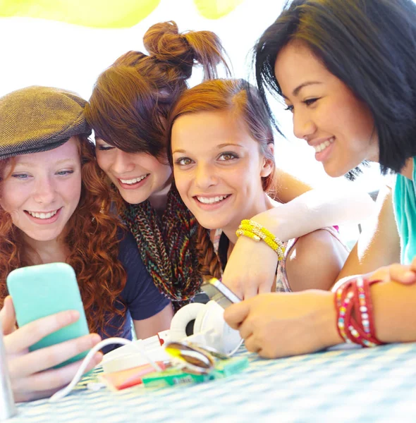 Tecnologia Adolescenti Gruppo Ragazze Adolescenti Che Ridono Mentre Guardano Qualcosa — Foto Stock