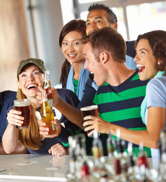 Spor Içkiye Doyamıyorlar Bir Grup Heyecanlı Arkadaş Barda Favori Takımlarına — Stok fotoğraf