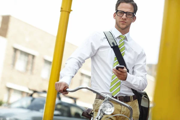 Сокращение Углеродного Следа Молодой Бизнесмен Стоящий Своим Велосипедом Отправляя Смс — стоковое фото