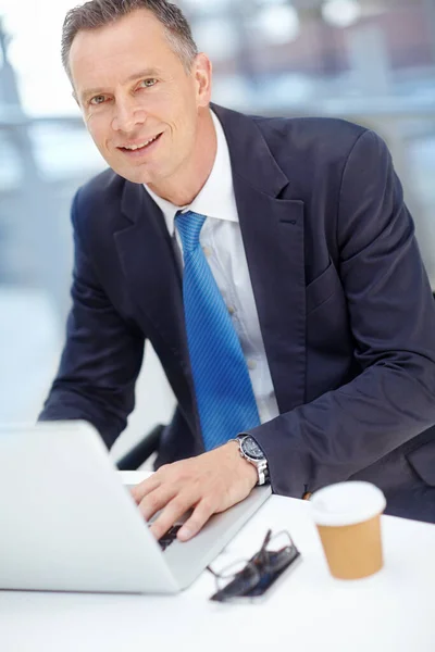 Retrato Empresário Homem Negócios Com Laptop Para Investir Estratégia Crescimento — Fotografia de Stock
