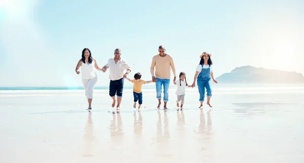 Παραλία Περπάτημα Και Mockup Μια Μαύρη Οικογένεια Κρατώντας Χέρια Υπαίθρια — Φωτογραφία Αρχείου