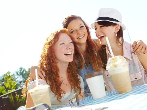 Sharing Springtime Lives Group Adolescent Girls Enjoying Smoothies Outdoor Cafe — Stock Photo, Image