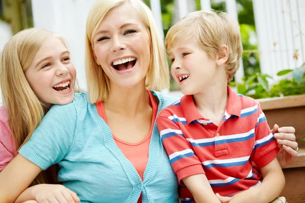 Har Alltid Roligt Med Mamma Lycklig Ung Familj Sitter Tillsammans — Stockfoto