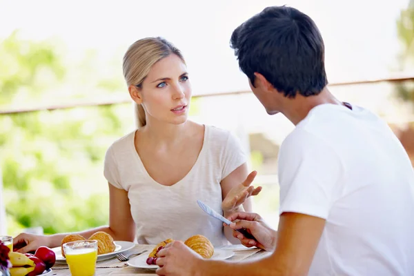 私の言ってることを見て 家のパティオで一緒に朝食を食べながら話し合いをしている幸せな若いカップルは — ストック写真