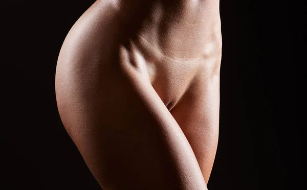 Naga Kobieta Zbliżenie Body Art Ciemne Studio Kreatywnym Prowokacyjnym Erotycznym — Zdjęcie stockowe