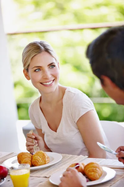 Ligação Pequeno Almoço Jovem Casal Feliz Tomando Café Manhã Juntos — Fotografia de Stock