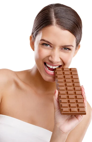 Шоколадное Наслаждение Студийный Портрет Привлекательной Молодой Женщины Кусающейся Плитку Шоколада — стоковое фото