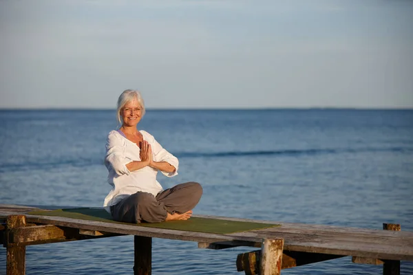Yoga Håller Mig Ung Hjärtat Porträtt Attraktiv Mogen Kvinna Som — Stockfoto