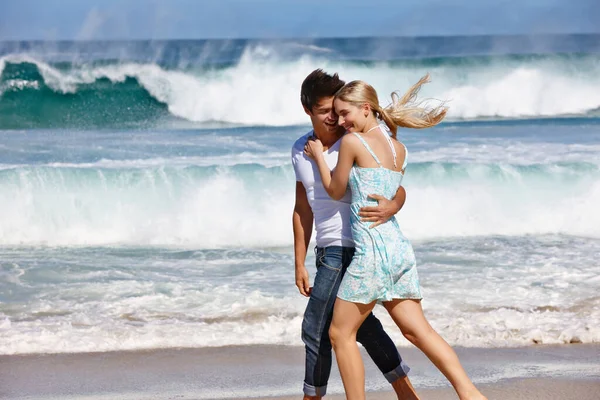 爱你胜过爱海里的一切波浪 一对快乐的年轻夫妇在海滩上享受浪漫的散步 — 图库照片