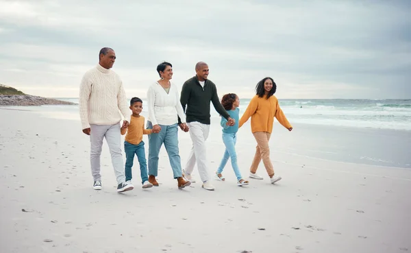 Großeltern Eltern Und Kinder Spazieren Strand Und Genießen Gemeinsam Urlaub — Stockfoto