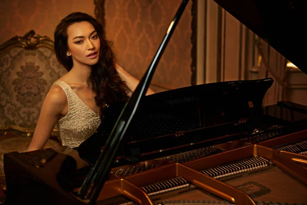 Klassisk Skjønnhet Vakker Ung Kvinne Som Spiller Piano – stockfoto