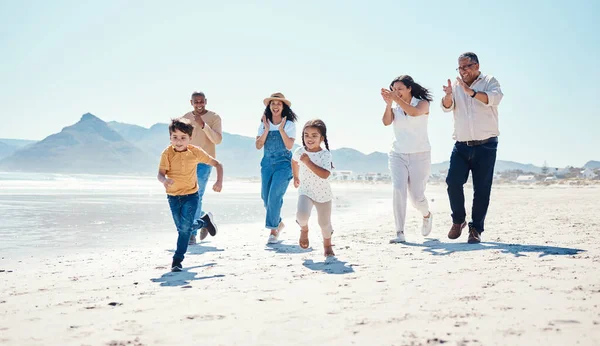 Μαύρη Οικογένεια Παραλία Και Παιδιά Που Τρέχουν Διακοπές Χειροκροτήματα Υπαίθρια — Φωτογραφία Αρχείου