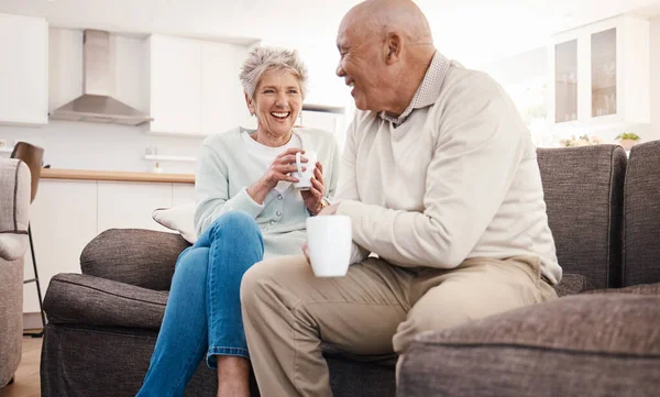 Aşk Kahve Yaşlı Çift Bir Kanepede Rahatlar Mutlu Güler Konuşurlar — Stok fotoğraf