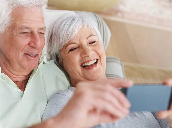 Mostrémosle Mundo Cómo Matrimonio Feliz Una Pareja Ancianos Tomando Una — Foto de Stock