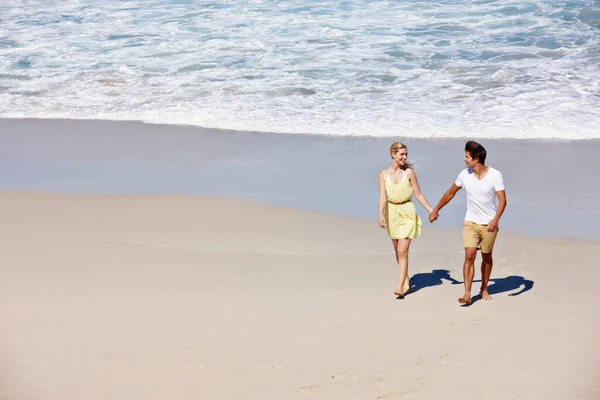 Lato Miłości Szczęśliwa Młoda Para Ciesząca Się Romantycznym Spacerem Plaży — Zdjęcie stockowe