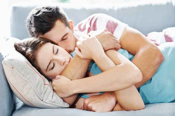 Sécurité Avec Moi Jeune Couple Affectueux Couché Sur Canapé Ensemble — Photo