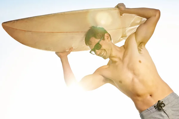 Surfa Jovem Feliz Segurando Sua Prancha Acima Sua Cabeça Praia — Fotografia de Stock