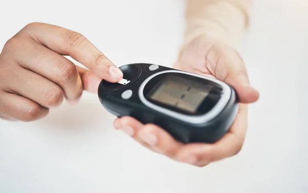 당뇨병 손가락으로 인슐린 모니터링 포도당 검사를 균형을 환자와 기계를 손으로 — 스톡 사진