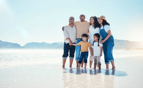 Familia Playa Sonrisa Junto Con Pose Para Unión Amor Sol —  Fotos de Stock