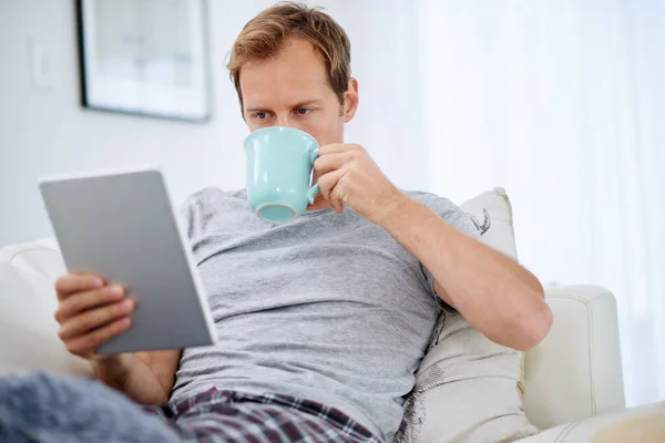 Nternetten Haberler Bir Fincan Kahve Evde Tabletini Kullanırken Kahve Içen — Stok fotoğraf