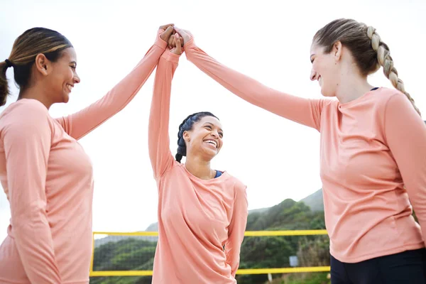 스포츠 여성은 여름에 경기를 훈련을 운동을 여성들 브라질에서 재미있는 경기를 — 스톡 사진