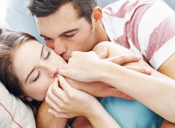 Kau Begitu Istimewa Pasangan Muda Yang Penuh Kasih Sayang Berbaring — Stok Foto
