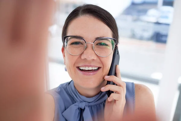 Retrato Llamada Telefónica Mujer Tomando Selfie Feliz Sonrisa Teniendo Conversación —  Fotos de Stock