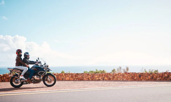 Мотоцикл Горы Пара Дороге Путешествий Приключения Свободы Наслаждаясь Выходные Вместе — стоковое фото