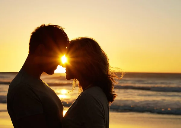 俺の小さな光だ 日没時にビーチでカップルが — ストック写真