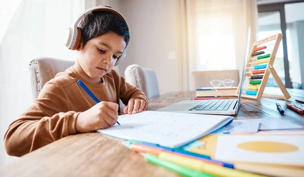 学习耳机 数学教育和在家带着学习 家庭作业或家教书籍的孩子 供电子学习 虚拟或在线课程中使用的带笔记本电脑的开发 膝上型计算机或男童或儿童 — 图库照片