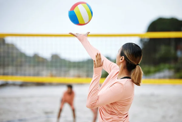 Волейбол Пляж Служение Спортивных Женщин Играющих Игру Тренировках Тренировках Летом — стоковое фото