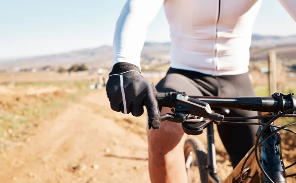 男子手 手套和自行车 用于训练 三项全能运动和健美操交通 骑自行车 骑自行车和户外运动促进健康 运动成绩和道路自由 — 图库照片