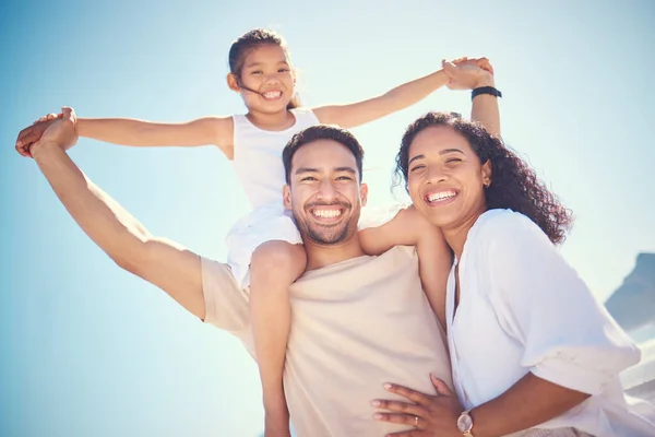 초상화 가족의 피기백 야외와 하늘을 부모와 마이애미 흥분되고 — 스톡 사진