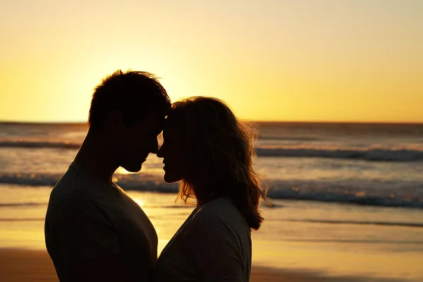 我会给你建一座沙堡 日落时一对恋人在海滩上的浪漫照片 — 图库照片