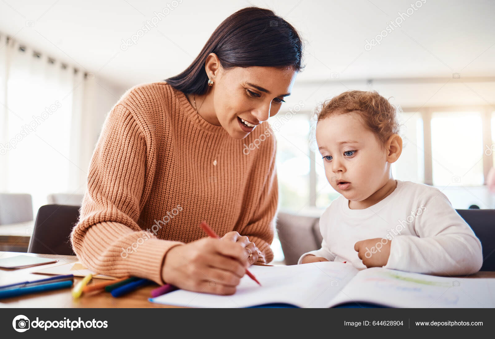 Foto Professora caucasiana bonita ensinando uma lição para criança