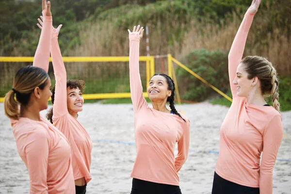 Voleybol Eller Havaya Kumsalda Spor Yapan Kadınlar Birlikte Antrenman Spor — Stok fotoğraf