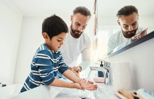 Limpeza Mãos Lavagem Pai Com Menino Banheiro Para Higiene Bem — Fotografia de Stock