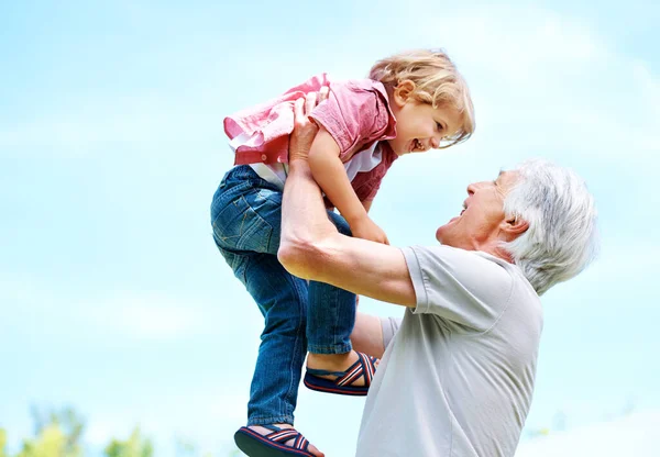 Budou Mít Sebou Taková Dobrodružství Šťastný Dědeček Hraje Svým Vnukem — Stock fotografie