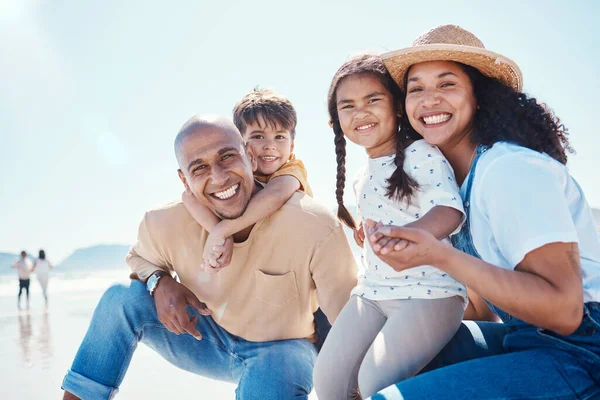 Familie Porträt Und Lächeln Strand Urlaub Spaß Haben Und Zusammenhalten — Stockfoto