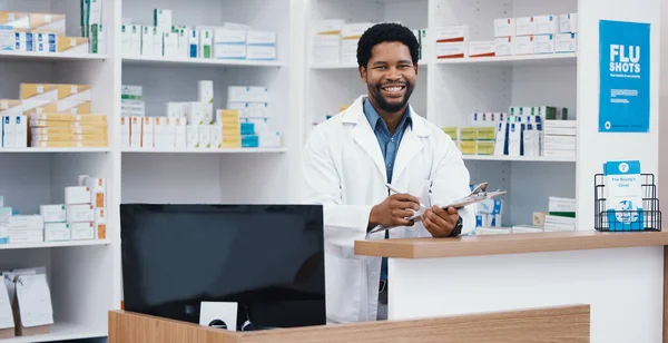 Pharmacist 초상화 Black Man 약국에서 처방전을 클립보드에 미소를 짓거나 행복하거나 — 스톡 사진