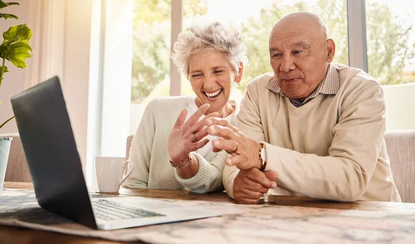 Laptop Video Araması Yaşlı Çift Sallaması Evde Iletişim Kurup Gülüşmeler — Stok fotoğraf