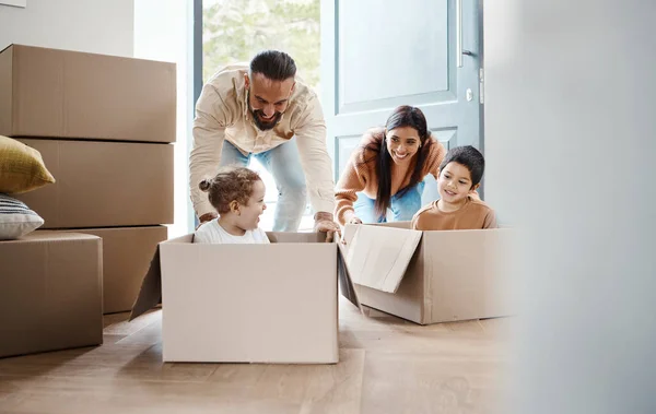 Familienspiel Pappkarton Für Neues Haus Umzug Und Immobilienfeier Investition Und — Stockfoto