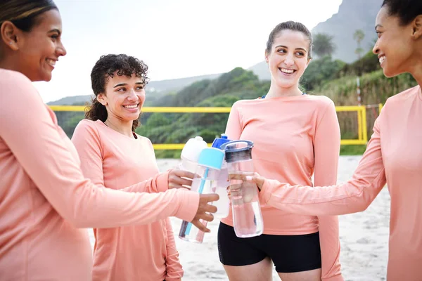 Volleyball Sports Plage Eau Potable Équipe Pour Trinquer Après Match — Photo