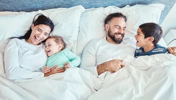 Despertando Cama Familia Relajan Felices Unen Mientras Descansan Hablan Ríen — Foto de Stock